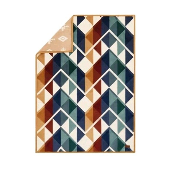 Pendleton Reversible Plush Throw, 600 GSM 50" x 70" Printed Patterns Throw - Picture 2 of 4